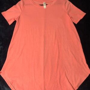 Zenana Outfitters Pink Coral Solid Short Sleeve Tunic Top Dolphin Hem - Size S
